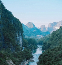 巴马瑶族自治县被誉为“世界长寿之乡·中国人瑞圣地”
