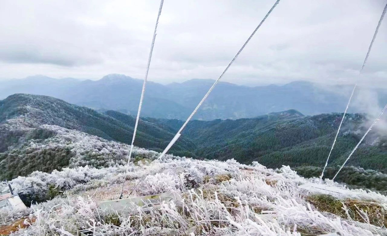 融安德圣峰上的雾凇和冰凌景观美成仙境，银装素裹，风景如画