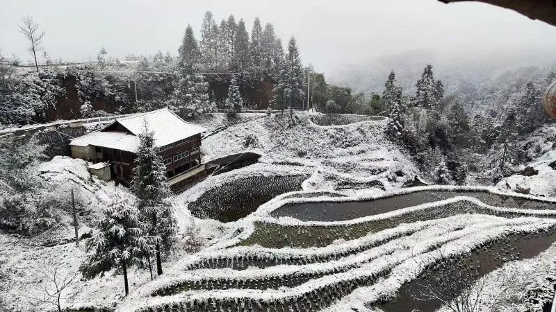 融水县高寒山区入眼可见的雪白高山 让人不经意间 仿佛进入另一个人间天堂 ...