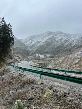 融水县高寒山区入眼可见的雪白高山 让人不经意间 仿佛进入另一个人间天堂